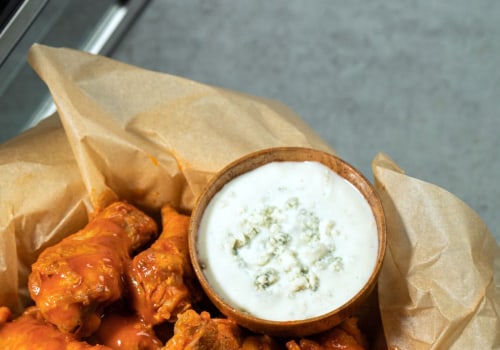 Tout sur les ailes de poulet croustillantes frites à l'air