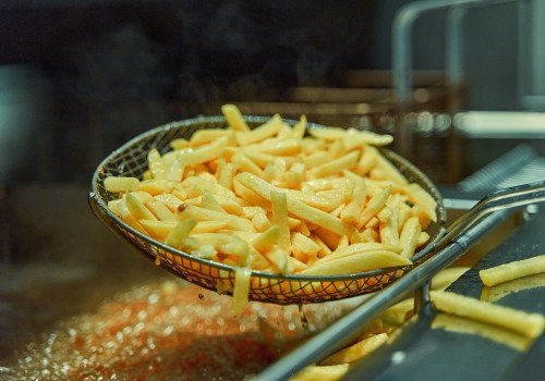 Comment drainer l'excès d'huile des aliments frits dans une friteuse à air